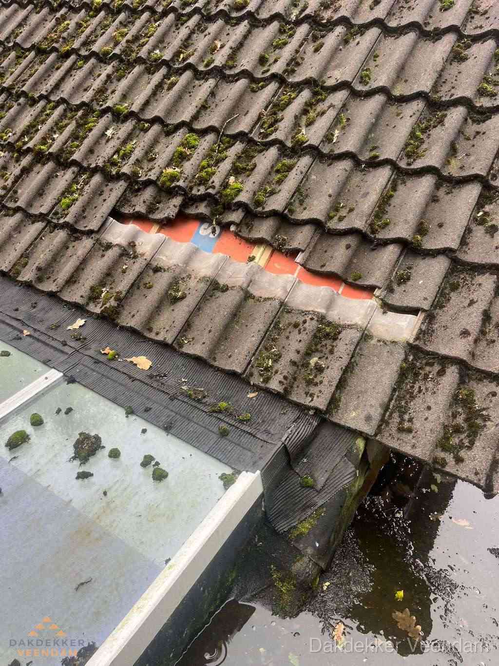 Beschadigd pannendak met ontbrekende dakpannen voor reparatie in Veendam
