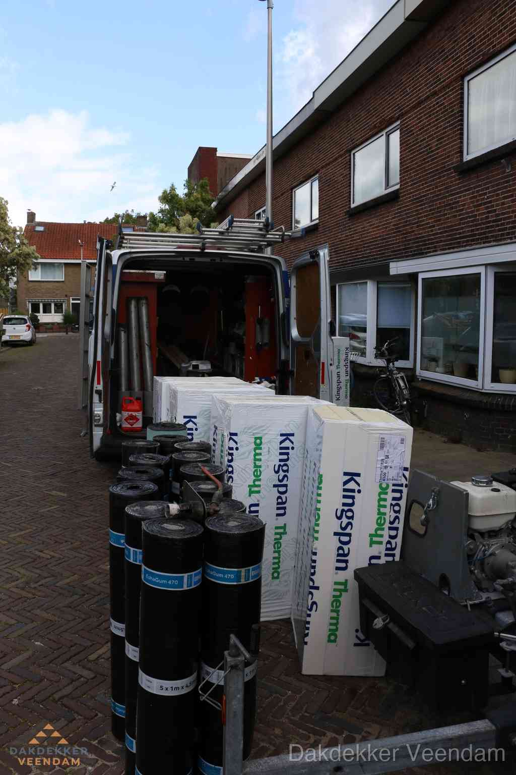 Plat dak met bitumen dakbedekking en brander in Veendam
