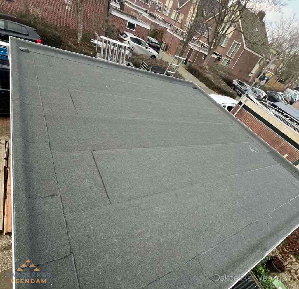 Nieuwe bitumen dakbedekking op plat dak van garage in Veendam