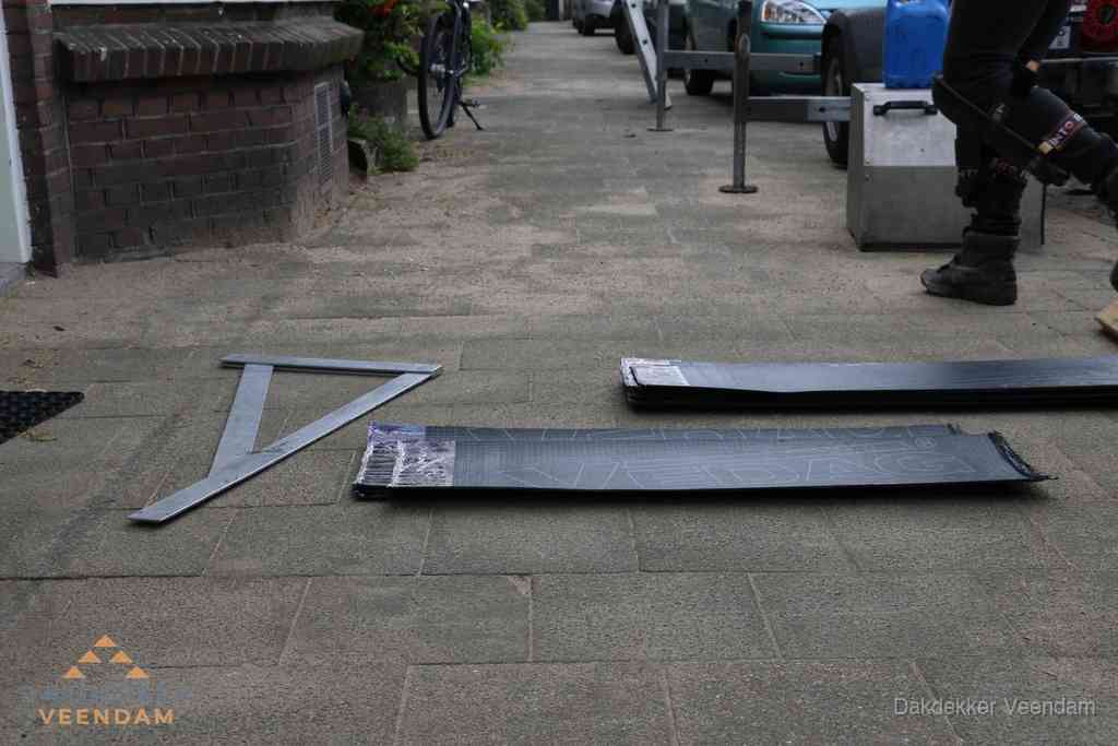 Dakbedekkingsmateriaal en zinkwerk klaargelegd voor reparatie in Veendam