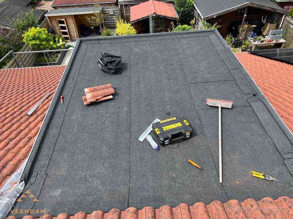 Nieuw plat dak met bitumen dakbedekking in Veendam