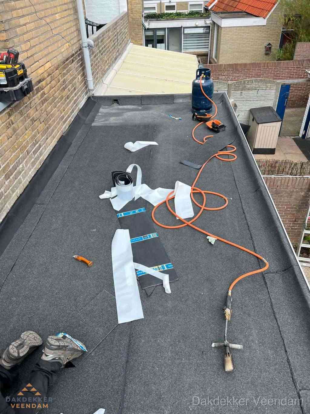 Dakdekker brengt EPDM dakbedekking aan op plat dak in Veendam