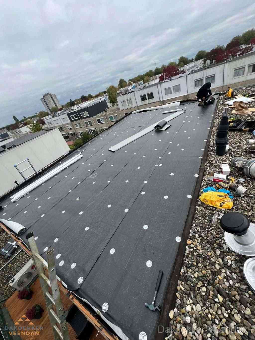 Dakleer vervangen op groot plat dak door dakdekker in Veendam