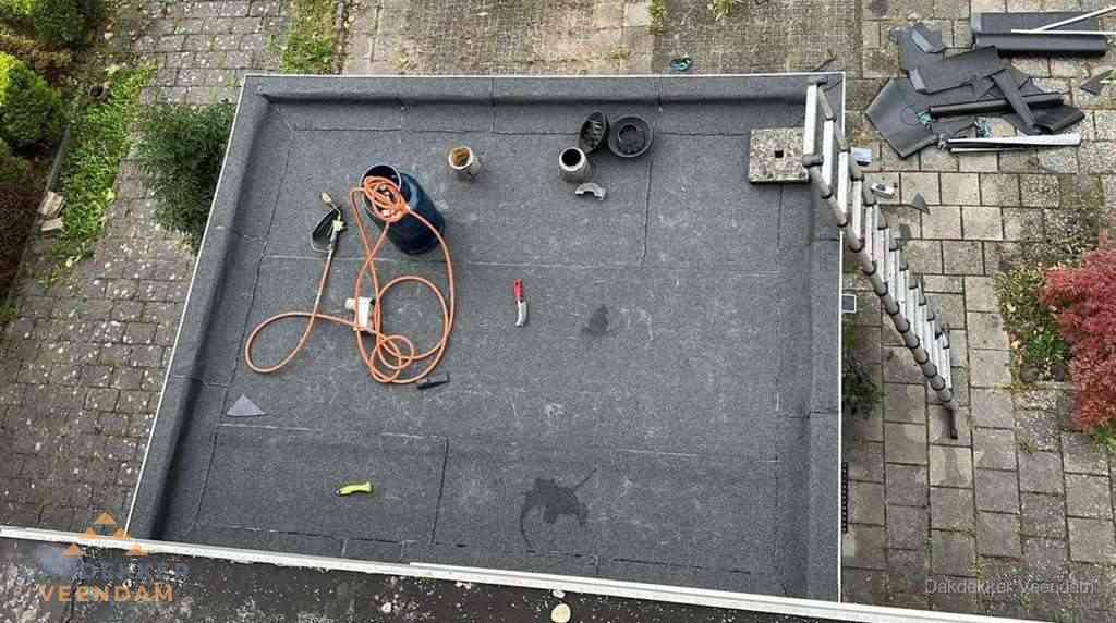 Plat dak met nieuwe bitumen bedekking in Veendam