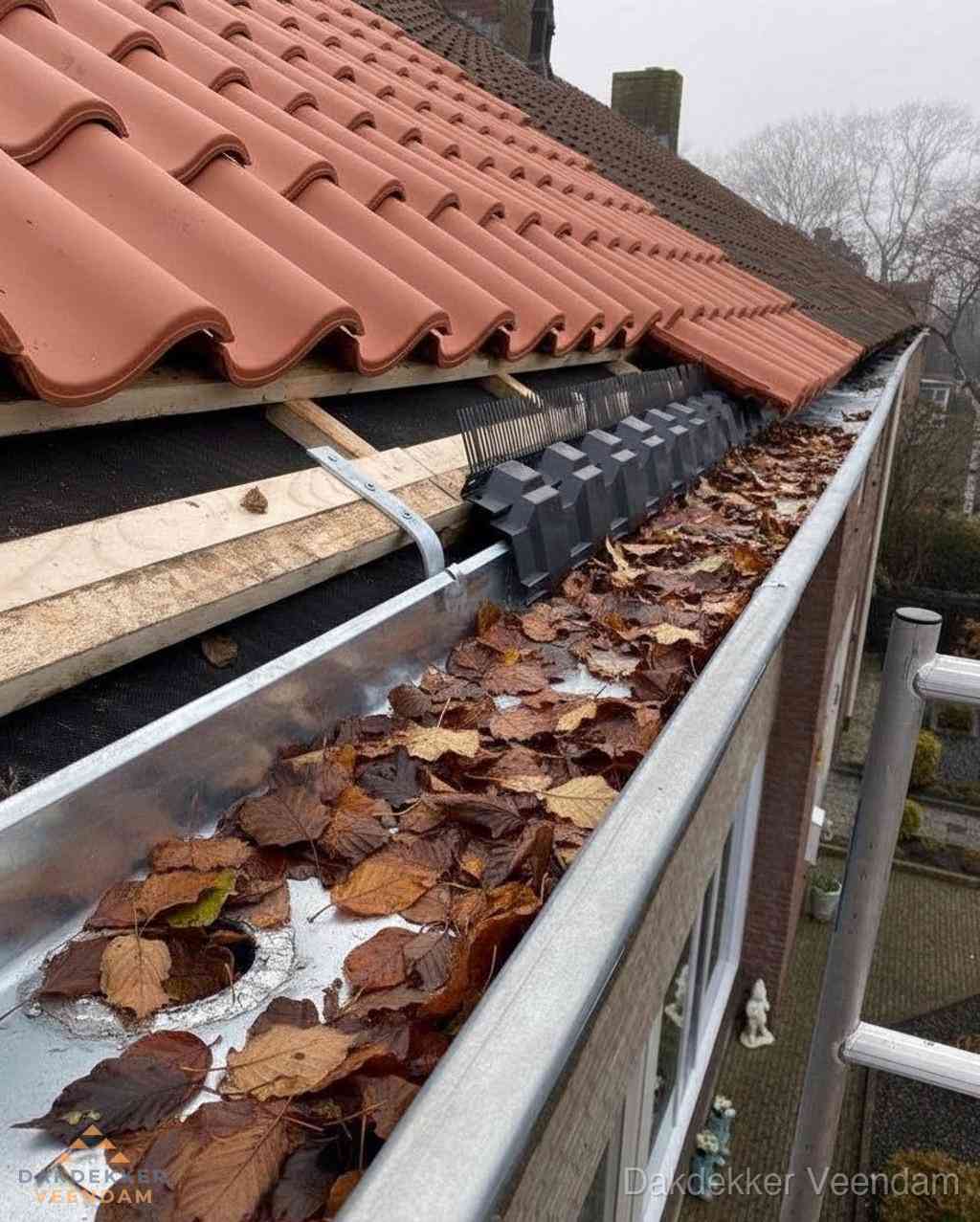 Plat dak bedrijfspand met bitumen dakbedekking en lichtkoepels in Veendam