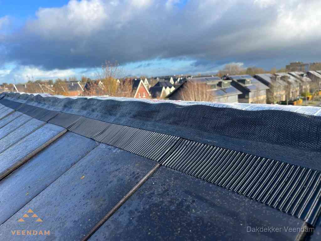 Dakisolatie bij de nok met ventilatieprofiel op schuin dak in Veendam