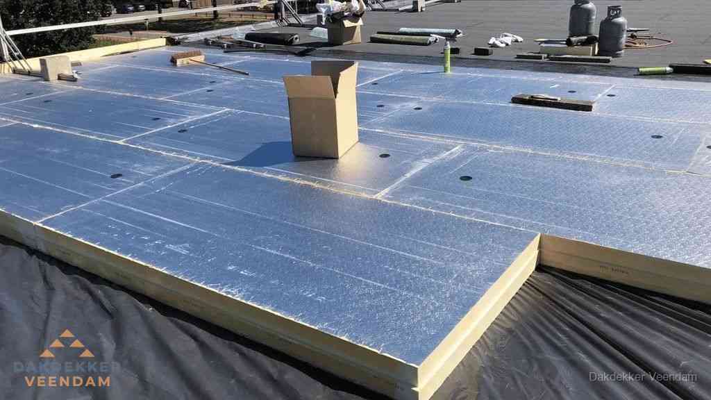 PIR isolatieplaten worden gelegd op plat dak voor dakisolatie in Veendam