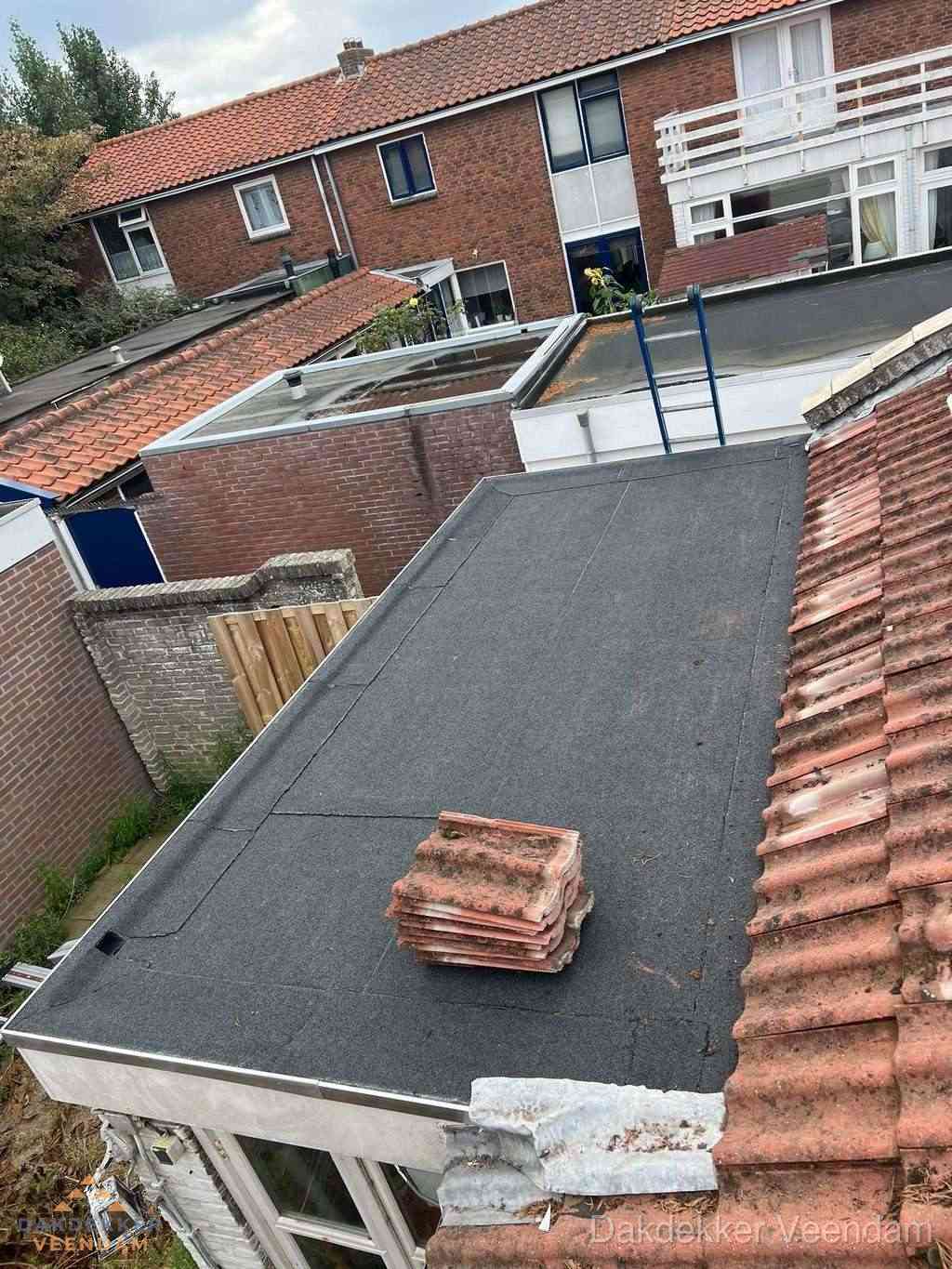 Aanbouw plat dak met reservepannen voor dakpannen vervangen in Veendam