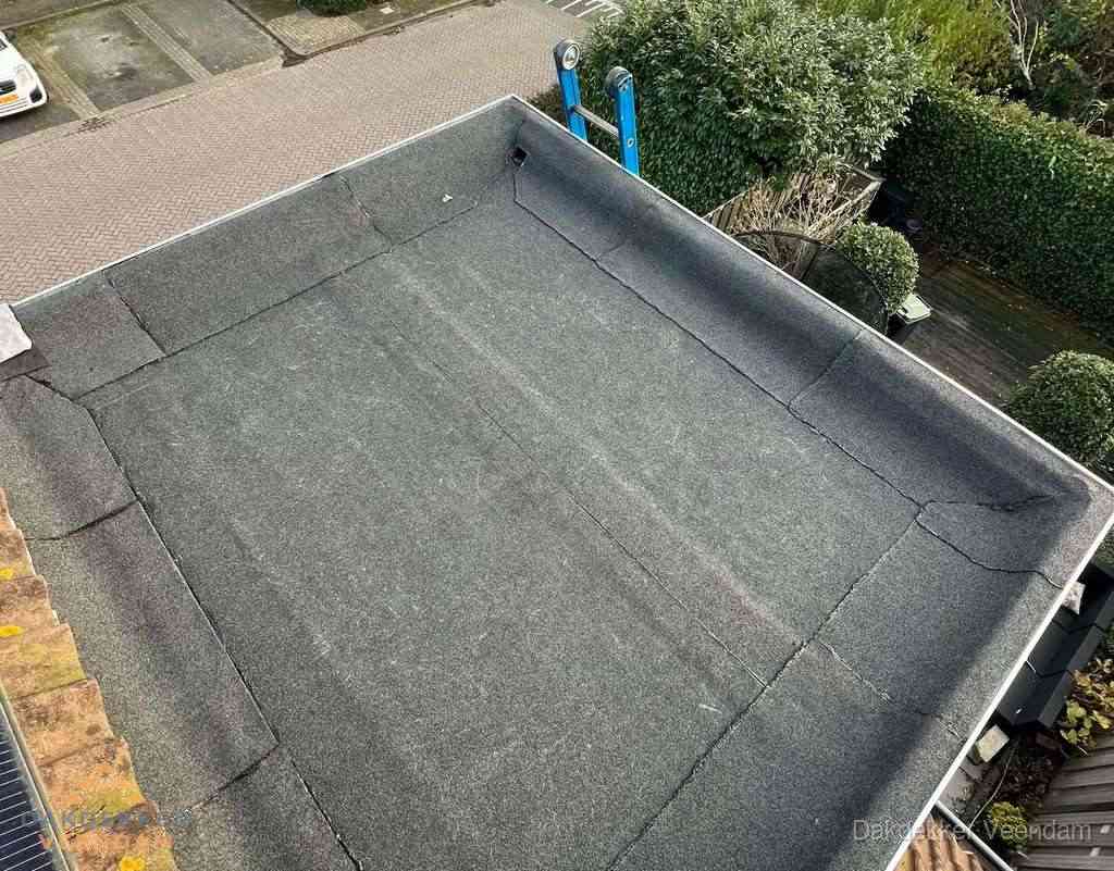 Gerenoveerd plat dak met nieuwe bitumen dakbedekking in Veendam