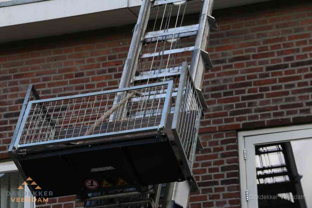 Ladderlift met dakpannen voor dakpan reparatie in Veendam