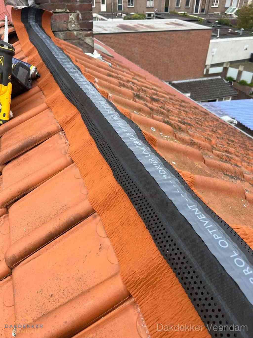 Plat dak aanbouw met bitumen naast schuin pannendak in Veendam
