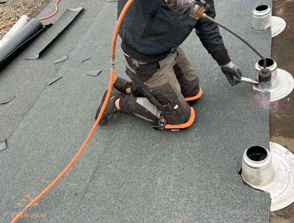 Gereedschap op nieuw plat dak na renovatie in Veendam
