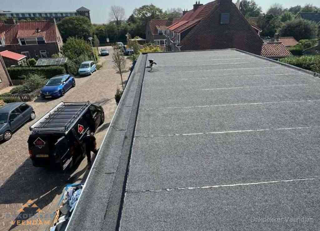 Nieuw bitumen plat dak met uitzicht over landschap in Veendam