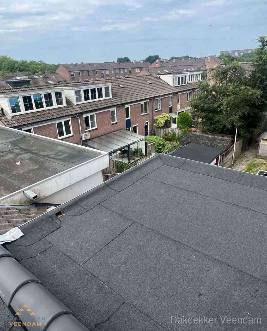 Vernieuwd plat dak met bitumen in woonwijk in Veendam